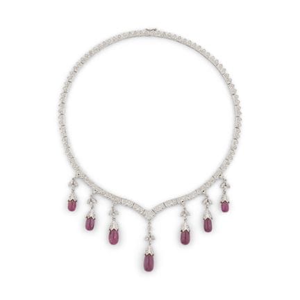 COLLAR DE RUBÍES Y DIAMANTES
Formando una línea fe