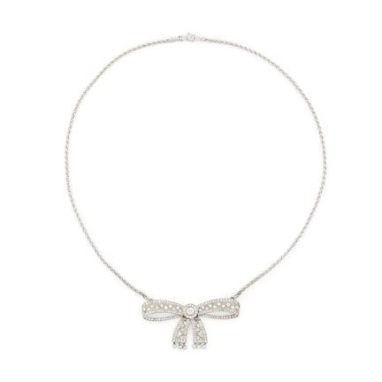 COLLAR CON COLGANTE DE NUDO DE DIAMANTES
Con forma