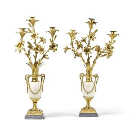 Coppia di candelabri a tre luci in marmo bianco co