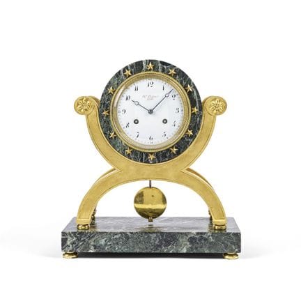 Orologio a pendolo “sedia curule” in bronzo dorato