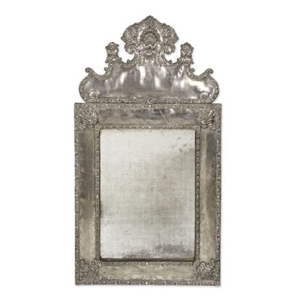Specchio con frontone rivestito di lastre d’argent