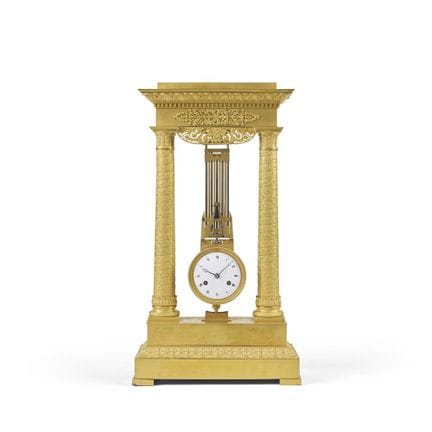 Orologio da tavolo a portico in bronzo dorato con 