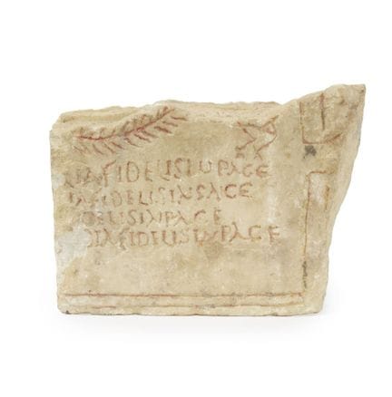 Frammento di lapide funeraria cristiana in marmo, 