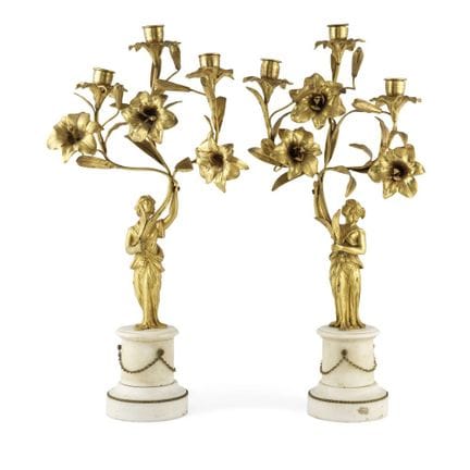Coppia di candelabri in bronzo dorato a tre luci d