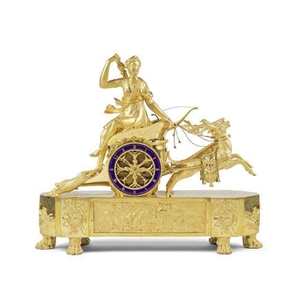 Raro orologio a pendolo in bronzo dorato raffigura