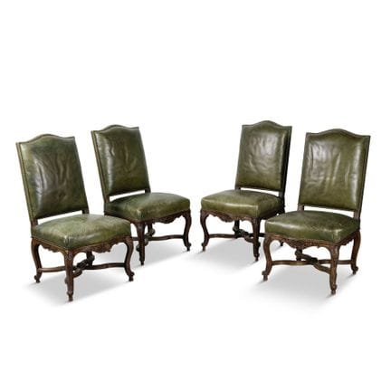 Set di quattro sedie in noce naturale in stile Reg