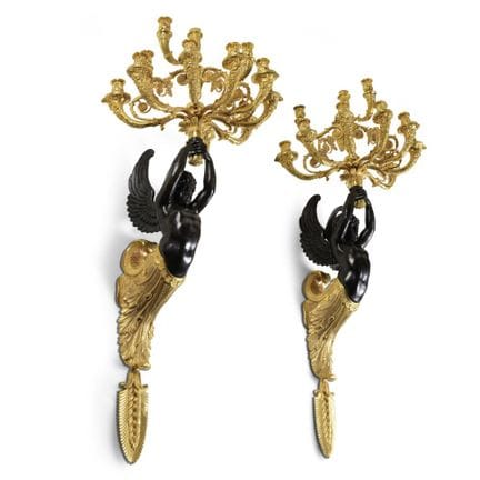 Coppia di grandi applique in bronzo dorato e patin