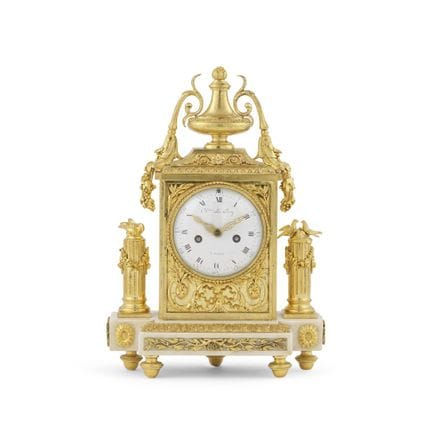 Orologio da camino in bronzo dorato e marmo bianco