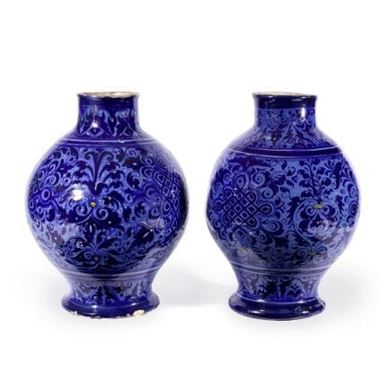 Coppia di vasi con decorazione blu detta “a berett