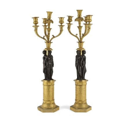 Coppia di candelabri con figure di vestali in bron