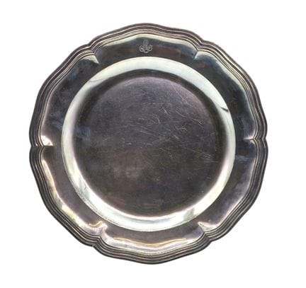 Plat rond en argent chiffré à contours et moulures