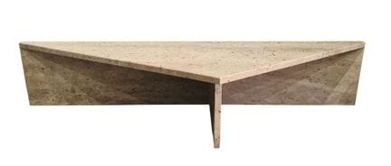 Dreieckiger Couchtisch aus Travertin, um 1960–1970