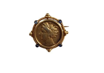 Broche de oro con una moneda de estilo cartaginés 