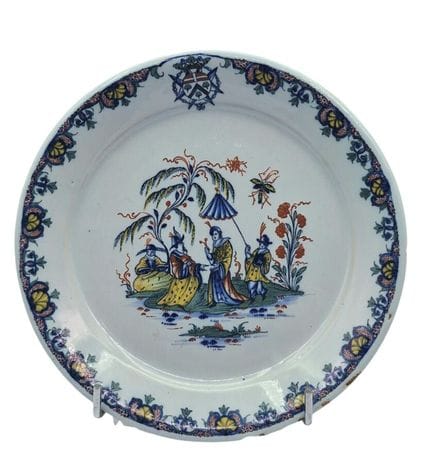 ROUEN (maiolica) Piatto con decorazione policroma 
