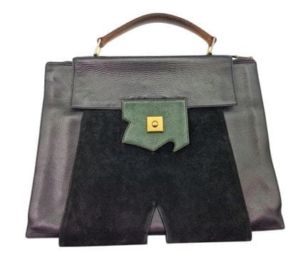 爱马仕巴黎（HERMES PARIS），这款手提包或公文包采用黑色麂皮与粒面皮革制成，翻盖处点缀有绿