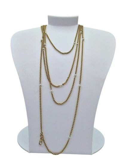 Long necklace in gold with alternating pearls; len