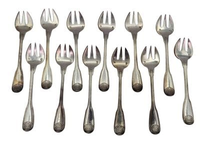 12 Fourchettes à huîtres en argent modèle coquille