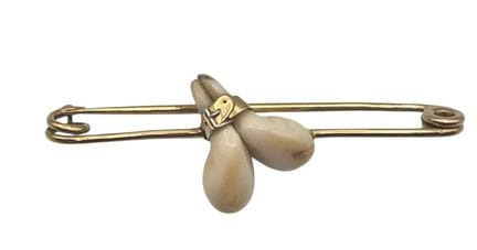 Broche de oro con dientes de ciervo engastados. Pe