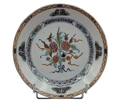 ROUEN (maiolica) Piatto con decorazione policroma 