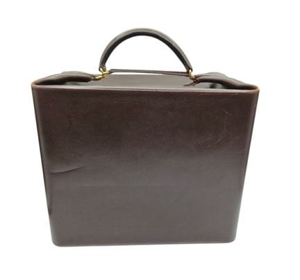 爱马仕巴黎（HERMÈS PARIS），Vanity款旅行包，棕色皮革材质，拉链开合，提手配有挂钩设