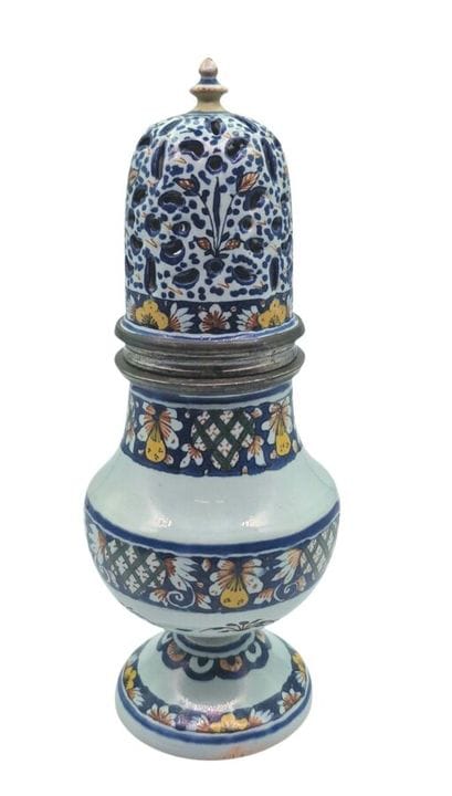 ROUEN, (maiolica) Spolverino a balaustra su piedis