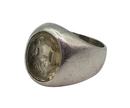 Chevalière en argent à décor intaille sur une citr