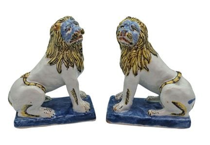 ROUEN (maiolica), Coppia di statuette di leoni con