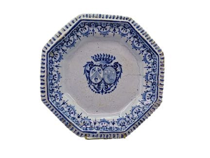 ROUEN (maiolica) Piatto ottagonale in maiolica con