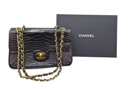 CHANEL Sac classique 22 cm à double rabat en cuir 