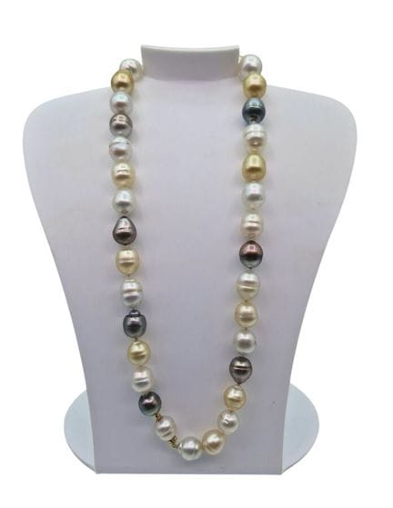 Necklace made of cultured pearls in various shades