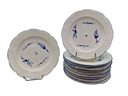 CHANTILLY (porcelaine), Suite de 11 assiettes à dé