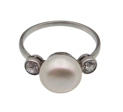 Ring aus Weißgold, besetzt mit einer Perle, flanki