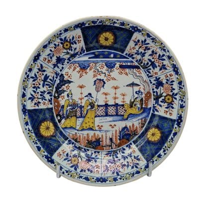 ROUEN (maiolica), Piatto con decorazione policroma