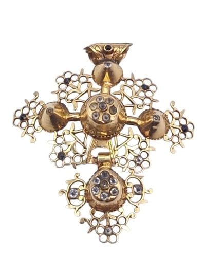 Gold Norman cross pendant, Dimensions: 4.4 x 4.02 