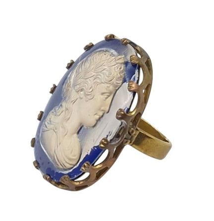 Anillo con montura de metal y bronce, con un retra