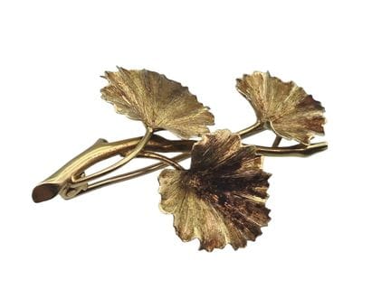Broche de oro con motivo vegetal. Peso: 5,36 g, 4,
