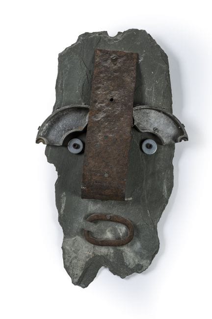Lenegue 
Maschera 

Ardesia e metallo. 
Firmata. 
