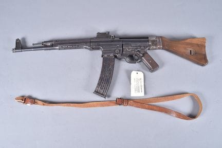 MP 44 突击步枪（Sturmgewehr），口径 7.92 短弹。编号 5800。枪身标注制造年