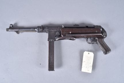 MP 40 冲锋枪，斯太尔-戴姆勒-普赫公司制造，编号 660，标注年份 40。口径 9x19 毫米