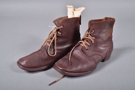 Jap- Paire de brodequins japonais en cuir clouté. 