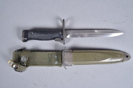 US - US M6 bayonet. Handle with black checkered pl