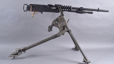 霍奇基斯 1914 型机枪。口径 8 毫米，编号 40746。配有青铜握把和供弹槽。DCA瞄准镜的侧