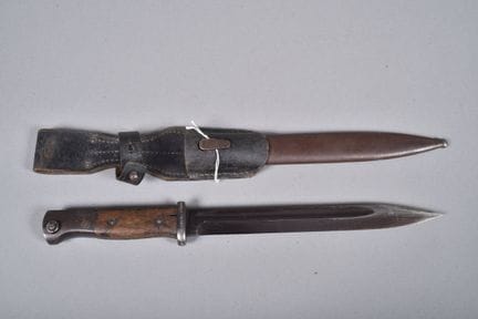 1884-98年式刺刀。钢制刀柄，带有武器局（Waffenamt）标记，配有螺丝固定的木质护板。刀身