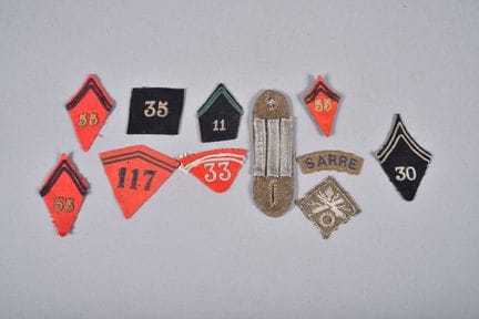 Fr- Set of 11 French fabric insignia, including co