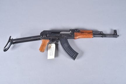中国制造的AK 56-1突击步枪。口径7.62×39毫米。编号17038941。折叠式金属枪托。上漆