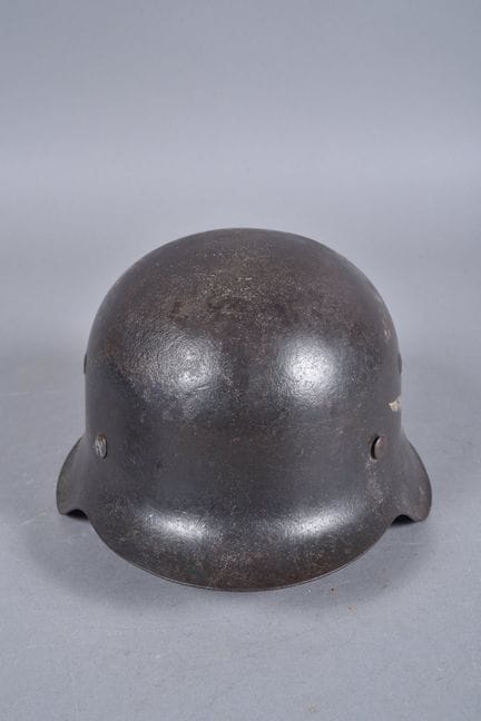 德国空军M/42头盔，配1枚徽章。盔体型号ET64——序列号1655，原厂蓝色。空军贴花残存80%。