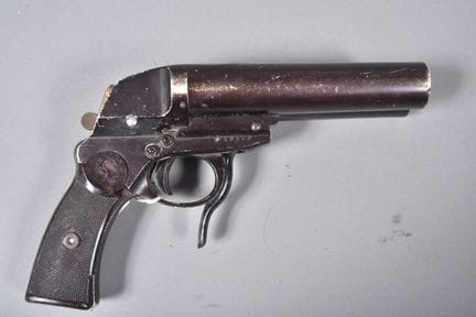 All—Fliegerleuchpistole signal pistol, with two si