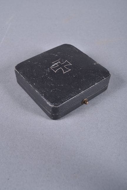 一级铁十字勋章，勋针上刻有“65”字样，附原装勋章盒。BE。