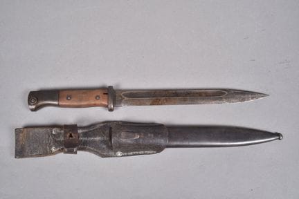 1884–98 Bayonet. Handle with screwed-on wooden sca