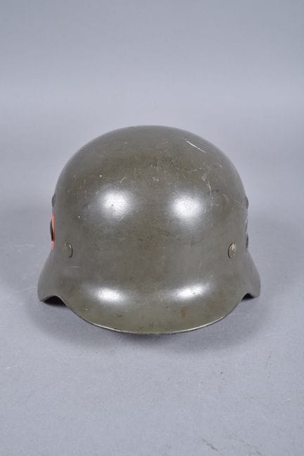 德国M/35型头盔，配有双警察徽章。盔体型号ET62，序列号4172，保留原厂苹果绿色涂装。警察徽章